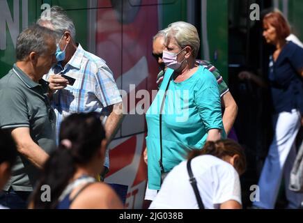 Malgré les températures élevées, certains citoyens portent des masques de protection à l'extérieur tout en marchant dans le centre-ville de Zagreb, en Croatie, sur 6 juillet 2022. En Croatie, depuis le début de la saison touristique, le nombre de personnes infectées par Covid-19 a augmenté. Photo: Marko Lukunic/PIXSELL Banque D'Images