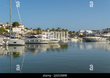 Cala d'Or, Espagne; juin 25 2022: Vue générale de la marina de Cala d'Or au coucher du soleil par une journée d'été. Île de Majorque, Espagne Banque D'Images