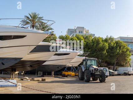 Cala d'Or, Espagne; juin 25 2022: Vue générale de la marina de Cala d'Or au coucher du soleil par une journée d'été. Île de Majorque, Espagne Banque D'Images