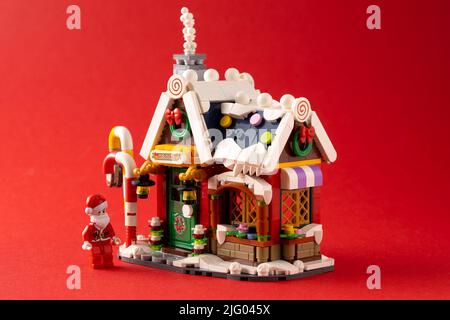 Jouet du nouvel an. Maison d'hiver du Père Noël. Le constructeur LEGO brise les détails. Histoire de Noël et mini-figurines. Contexte du concept d'artisanat pour enfants. Kiev, Ukraine - 23 février 2022 Banque D'Images