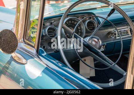 Andover, ma, US-26 juin 2022 : vue rapprochée du volant dans une voiture classique bleue BelAir de Chevrolet datant des années 1950s à 1960s. Banque D'Images