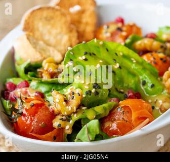 Salade de sorrel avec verger pour bébés, tomates cerises confites, noix et vinaigrette à la moutarde au miel Banque D'Images