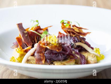 Foie frais avec oignon rouge, copeaux de jambon ibérique, champignons de saison et perles d'huile d'olive extra vierge Banque D'Images