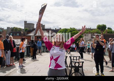 Eton, Windsor, Berkshire, Royaume-Uni. 6th juillet 2022. Le porte-satellites de Baton Jemma Wood se dresse sur le pont Windsor avec vue sur le château de Windsor. Jemma a été nommé par PwC pour porter le bâton. Jemma a la fibrose kystique et a passé 740 jours de sa vie à l'hôpital, 530 jours consacrés aux nébuleuses/physio et prend 720 comprimés par mois. Malgré cela, Jemma a obtenu un titre honorifique à vie à l'équipe de gymnastique de l'Université de Londres et a recueilli plus de £300 000 000 personnes pour la Fondation de fibrose kystique. Crédit : Maureen McLean/Alay Live News Banque D'Images