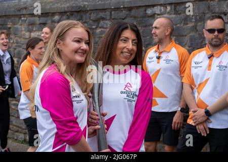 Windsor, Berkshire, Royaume-Uni. 6th juillet 2022. Le porte-bâton Jemma Wood (à gauche) prend le bâton le long de Jennings Wharf, près de la Tamise, jusqu'à Windsor. Jemma a été nommé par PwC pour porter le bâton. Jemma a la fibrose kystique et a passé 740 jours de sa vie à l'hôpital, 530 jours consacrés aux nébuleuses/physio et prend 720 comprimés par mois. Malgré cela, Jemma a obtenu un titre honorifique à vie à l'équipe de gymnastique de l'Université de Londres et a recueilli plus de £300 000 000 personnes pour la Fondation de fibrose kystique. Crédit : Maureen McLean/Alay Live News Banque D'Images