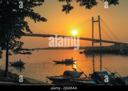 Kolkata, 20,mars,2013; vue panoramique de Vidyasagar Setu, pont avec reflet du soleil et bateaux locaux dans la rivière Hooghly Kolkata, Bengale occidental. Banque D'Images