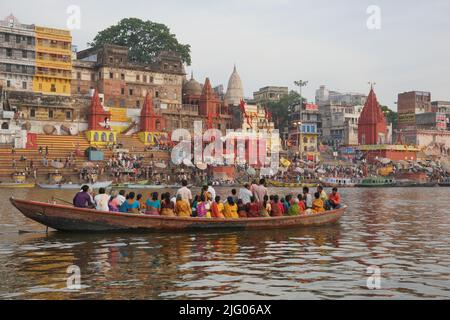 Varanasi, 01,janvier,2012;réflexion des touristes du sud de l'Inde, ayant promenade en bateau dans le fleuve Ganga avec des ghats en arrière-plan, Varanasi, Uttar Pradesh Banque D'Images