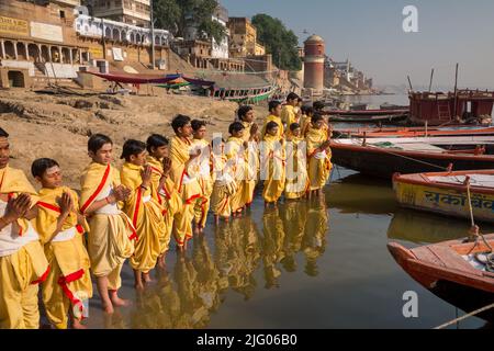 Varanasi, 3,janvier,2012; réflexion de l'offre d'étudiants védiques Prières sur Reewa Ghat dans le fleuve Ganga, Varanasi, Uttar Pradesh Banque D'Images