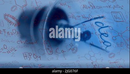 Illustration des formules chimiques sur fond bleu avec ampoule Banque D'Images