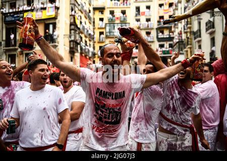 Pampelune, Espagne, mercredi, 6 juillet 2022..fêtards remplissent la place de la mairie pour célébrer le lancement de la roquette 'Chupinazo', pour marquer l'ouverture officielle des festivités de San Fermin 2022. Banque D'Images