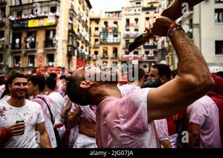 Pampelune, Espagne, mercredi, 6 juillet 2022..fêtards remplissent la place de la mairie pour célébrer le lancement de la roquette 'Chupinazo', pour marquer l'ouverture officielle des festivités de San Fermin 2022. Banque D'Images