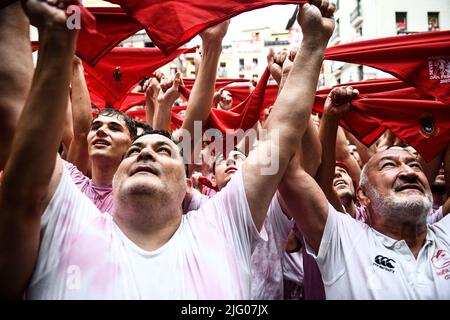 Pampelune, Espagne, mercredi, 6 juillet 2022..fêtards remplissent la place de la mairie pour célébrer le lancement de la roquette 'Chupinazo', pour marquer l'ouverture officielle des festivités de San Fermin 2022. Banque D'Images