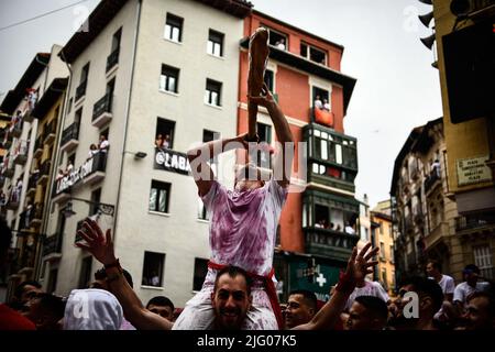 Pampelune, Espagne, mercredi, 6 juillet 2022..fêtards remplissent la place de la mairie pour célébrer le lancement de la roquette 'Chupinazo', pour marquer l'ouverture officielle des festivités de San Fermin 2022. Banque D'Images