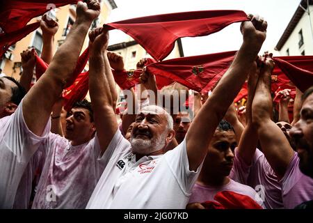 Pampelune, Espagne, mercredi, 6 juillet 2022..fêtards remplissent la place de la mairie pour célébrer le lancement de la roquette 'Chupinazo', pour marquer l'ouverture officielle des festivités de San Fermin 2022. Banque D'Images