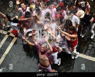 Pampelune, Espagne, mercredi, 6 juillet 2022..fêtards remplissent la place de la mairie pour célébrer le lancement de la roquette 'Chupinazo', pour marquer l'ouverture officielle des festivités de San Fermin 2022. Banque D'Images