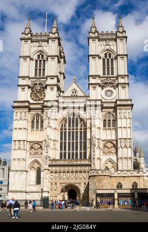 Les tours du 18th siècle sur la façade ouest de l'abbaye de Westminster, dans le centre de Londres, conçues par Nicolas Hawksmoor Banque D'Images