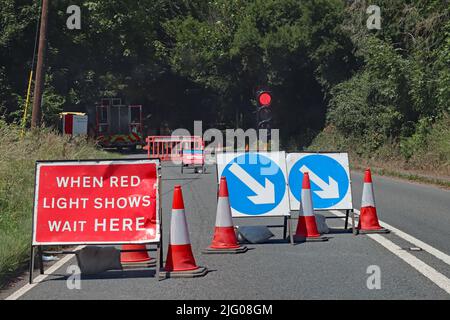 En attente d'un feu rouge aux travaux routiers contrôlés par les feux de signalisation dans le Somerset, en Angleterre. Aucun trafic ne s'approche de la direction opposée Banque D'Images