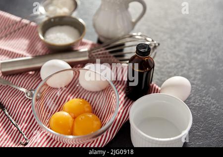 fouetter, œufs, sucre, lait, farine et vanille Banque D'Images