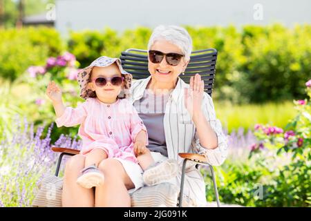 grand-mère et petite-fille heureux au jardin Banque D'Images