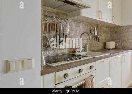 Cuisine japonaise moderne design intérieur dans des tons de terre, textures naturelles avec mobilier en bois massif en chêne et portes coulissantes en bois japonais. Conce Japandi Banque D'Images