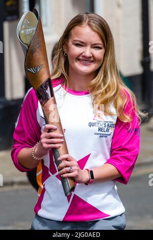 Windsor et Eton, Royaume-Uni. 6th juillet 2022. Le Batonelor Jemma Wood transporte le Queen's Baton le long de la rue Eton High en direction du pont Windsor. Le Relais Queen's Baton est actuellement en tournée de 25 jours dans les régions anglaises en route vers les Jeux du Commonwealth. Crédit : Mark Kerrison/Alamy Live News Banque D'Images