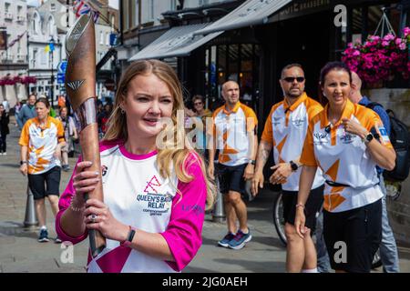 Windsor et Eton, Royaume-Uni. 6th juillet 2022. Le Batonmaer Jemma Wood transporte le Queen's Baton à travers le pont de Windsor. Le Relais Queen's Baton est actuellement en tournée de 25 jours dans les régions anglaises en route vers les Jeux du Commonwealth. Crédit : Mark Kerrison/Alamy Live News Banque D'Images