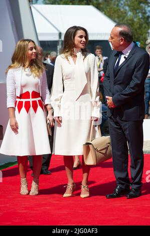 Photo du dossier - le président de Medef Pierre GATTAZ salue la reine de Jordanie Rania Al Abdullah et sa fille la princesse Iman au plus grand syndicat d'employeurs de l'Université d'été de France Medef, tenu sur le campus de HEC à Jouy-en-Josas près de Paris, en France, sur 26 août 2015. - La princesse Iman est engagée auprès de Jameel Alexandre Thermiotis, comme l'a annoncé la Cour royale hachémite sur 5 juillet 2022. Photo de Christophe Guibbbaud/ABACAPRESS.COM Banque D'Images