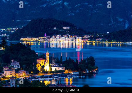 La ville de Tremezzina, sur le lac de Côme, photographiée dans la soirée. Banque D'Images