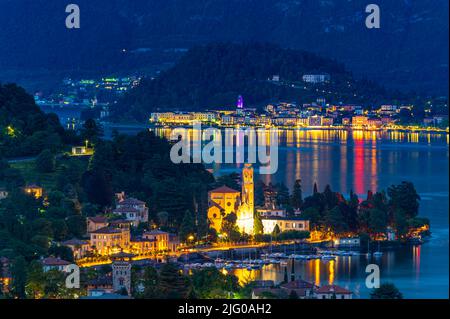 La ville de Tremezzina, sur le lac de Côme, photographiée dans la soirée. Banque D'Images