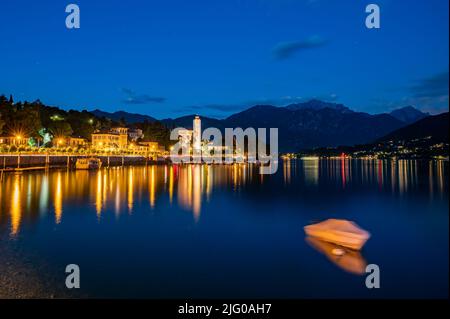 La ville de Tremezzina, sur le lac de Côme, photographiée dans la soirée. Banque D'Images