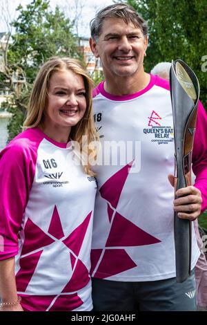 Windsor et Eton, Royaume-Uni. 6th juillet 2022. Les Batonbearers Jemma Wood et Ray Stevens posent avec le Queen's Baton le long de la Tamise. Le Queen's Baton effectue actuellement une excursion de 25 jours dans les régions anglaises en route vers les Jeux du Commonwealth. Crédit : Mark Kerrison/Alamy Live News Banque D'Images