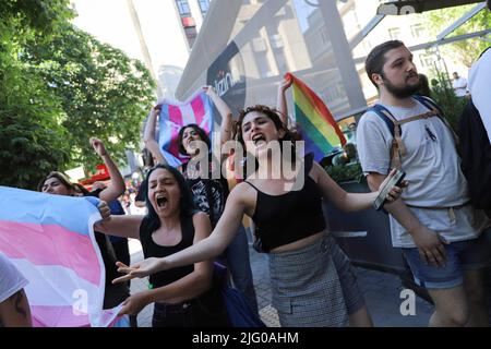 Ankara, Turquie. 05th juillet 2022. Les manifestants défilent avec des drapeaux lorsqu'ils brandent des slogans pendant le rassemblement Pride. Des policiers interviennent parmi les manifestants rassemblés pour les célébrations de la semaine de la fierté à Ankara. Les manifestants LGBTI voulaient se rassembler et marcher dans le parc Ku?ulu, Ankara, mais ont été interdits par la police. Les manifestants sont devenus violents et la police en a arrêté un grand nombre. (Photo par Efekan Akyuz/SOPA Images/Sipa USA) crédit: SIPA USA/Alay Live News Banque D'Images