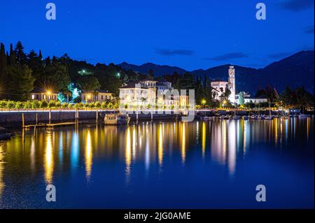 La ville de Tremezzina, sur le lac de Côme, photographiée dans la soirée. Banque D'Images