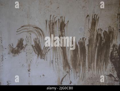 Schuld, Allemagne. 06th juillet 2022. Avec la boue de l'Ahr, les gens ont laissé leurs empreintes de main sur un mur dans une maison détruite par l'inondation. 14 juillet marque le premier anniversaire de la catastrophe. Crédit : Boris Roessler/dpa/Alay Live News Banque D'Images