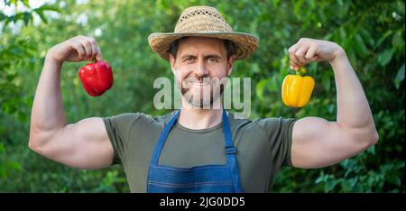 happy man greengrocer dans un chapeau de paille au poivre doux Banque D'Images