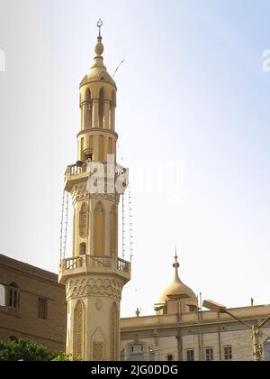 Minaret dans le village du Nil d'Esna, Egypte Banque D'Images