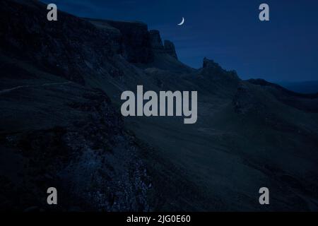 Lune en soirée au-dessus du Quiraing, un glissement de terrain sur la face est de Meall na Suiramach, sur l'île de Skye, en Écosse Banque D'Images