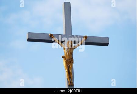 Kiev, Ukraine 24 octobre 2020: Crucifixion de Jésus-Christ sur la croix de fer près de l'église Banque D'Images