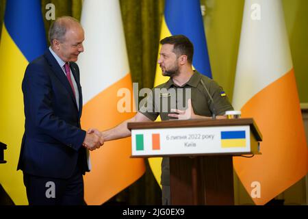 Le président ukrainien Volodymyr Zelenskyy et Taoiseach Micheal Martin lors d'une conférence de presse conjointe au bâtiment du gouvernement ukrainien à Kiev, en Ukraine, alors que le premier ministre se rend en Ukraine pour réitérer la solidarité irlandaise avec les autorités ukrainiennes face à l'invasion russe. Date de la photo: Mercredi 6 juillet 2022. Banque D'Images