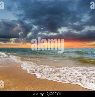 coucher de soleil d'été sur la mer. Prenez-le dans la mer d'Azov en Ukraine Banque D'Images