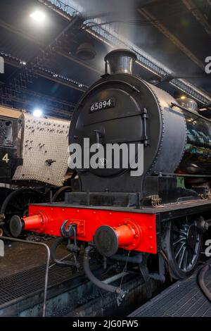 P3 le moteur n° 65894 « se dégroupage » dans le hangar du moteur à Grosmont Banque D'Images