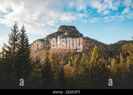 Vue sur le coucher du soleil sur le mont Maly Krivan dans le parc national de Mala Fatra en Slovaquie, en Europe de l'est. Le soleil se brise à travers les nuages et illumine le Banque D'Images