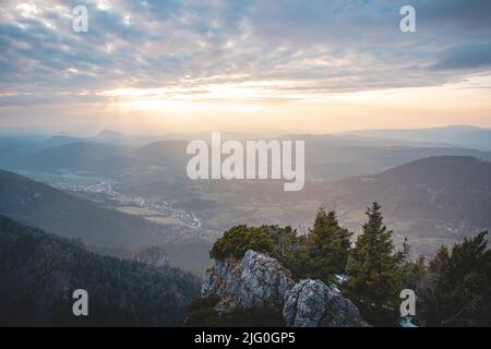 Vue sur le coucher du soleil sur le mont Maly Krivan dans le parc national de Mala Fatra en Slovaquie, en Europe de l'est. Le soleil se brise à travers les nuages et illumine le Banque D'Images