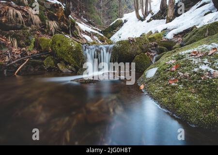 Des cascades glaciaires dans la tâche de Beskydy, dans l'est de la République tchèque, au milieu de l'Europe. Chutes d'eau naturellement créées sur une formation de roche wi Banque D'Images