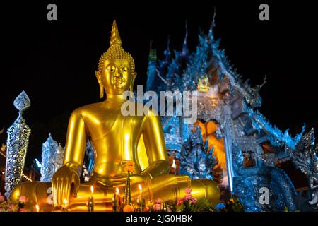 Photo nocturne du temple d'argent Wat si Suphan illuminé la nuit, Chiang Mai, Thaïlande Banque D'Images