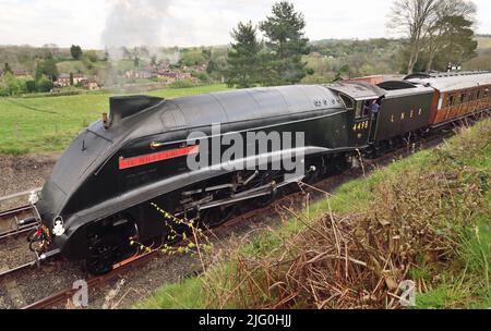 Récemment remanié LNER Class A4 Pacific No 4498 Sir Nigel Gresley au gala de printemps 2022 du Severn Valley Railway, en livrée noire temporaire. Banque D'Images