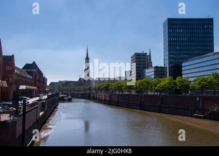 Hambourg, Allemagne 22 juin 2022, le canal douanier dans le quartier des entrepôts de Hambourg Banque D'Images