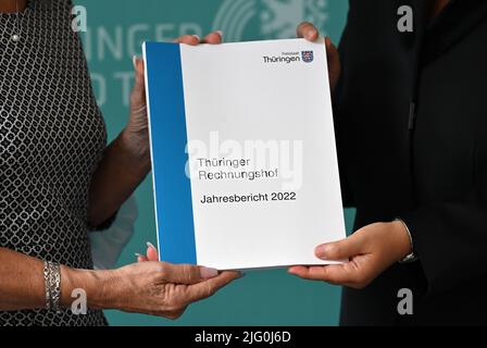 Erfurt, Allemagne. 06th juillet 2022. Le Président de la Cour des comptes de Thuringe remet le rapport annuel 2022 de la Cour des comptes au Président du Parlement de l'État. Le rapport annuel contenant des commentaires sur la gestion budgétaire et économique et les comptes budgétaires 2020 sera présenté au public sur 11 juillet. Credit: Martin Schutt/dpa/Alay Live News Banque D'Images