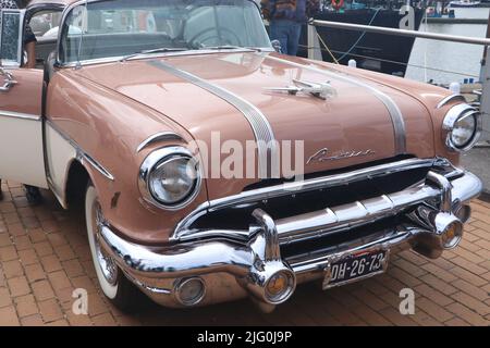 Vintage american Star Chief voiture de Pontiac rose à l'ancienne journée de chrono à Lelystad, aux pays-Bas Banque D'Images