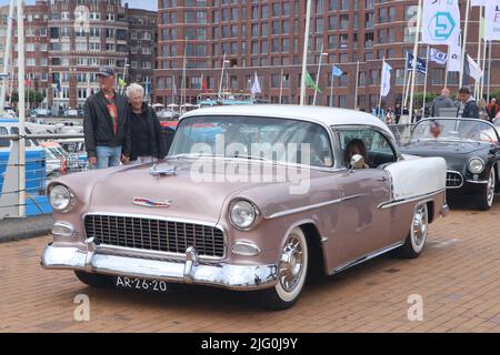 Voiture américaine classique Pink Chevrolet Bel Air le jour de l'ancien chrono dans la ville néerlandaise de Lelystad, aux pays-Bas Banque D'Images